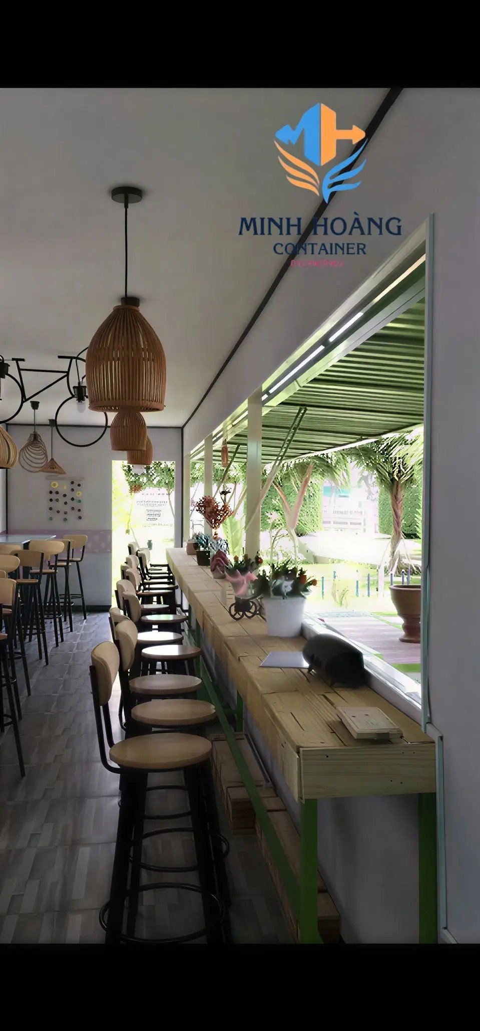 Container cafe 40 feet có sân thượng xanh lá viền đen